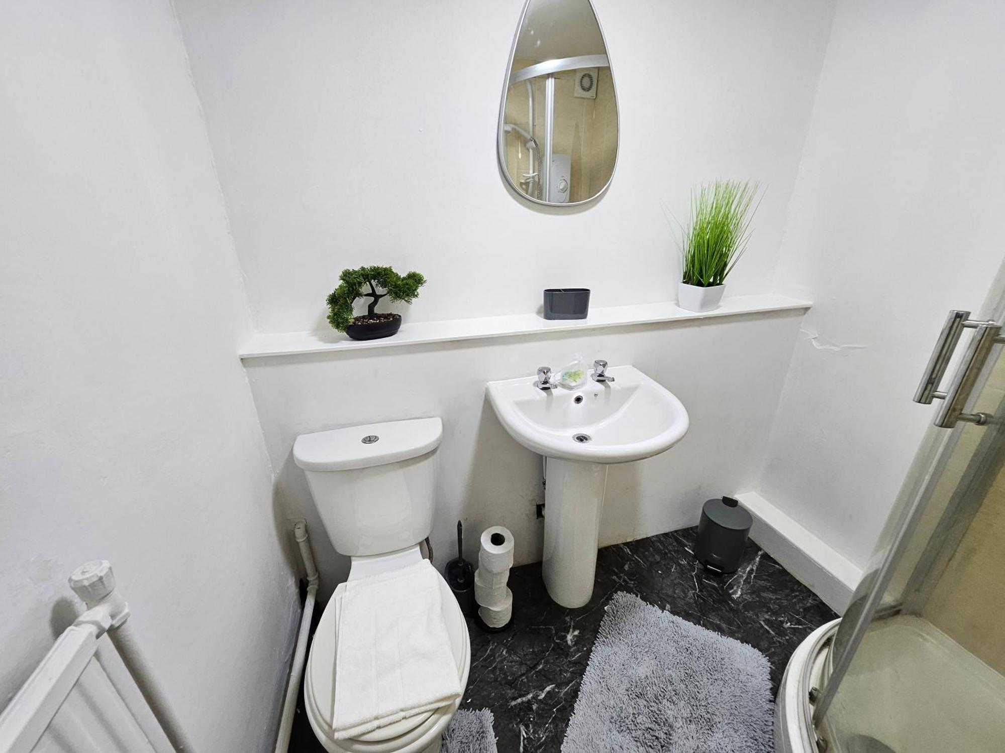 Furnished 1 Bedroom In Apartment *